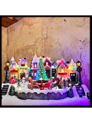 Villaggio con paesaggio innevato, personaggi e albero rotante, h 18 cm