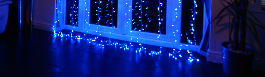 Idee per illuminare le finestre di casa durante le feste di Natale